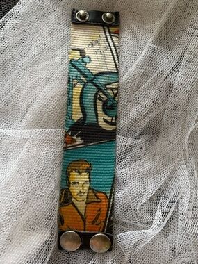Vintage Truth Multicolor Graphic Snap Wristband in Teal, Yellow, Red, Black